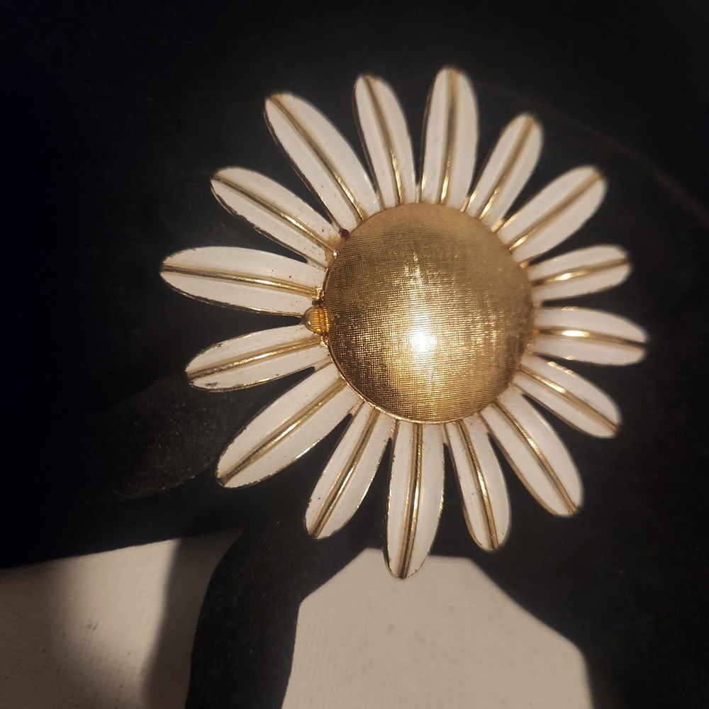 Vintage Avon White Enamel Daisy Flower Brooch Solid Perfume Glace Gold Tone 2.5"
